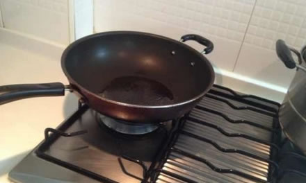 為什么水滴入熱油里會(huì)濺起來(lái)