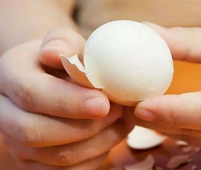 為什么將煮熟的雞蛋放在冷水里浸一會兒就容易剝皮?