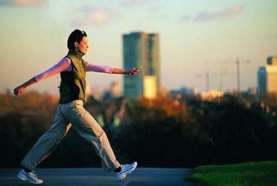 為什么人走路時(shí)胳膊前后擺動(dòng)