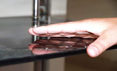 為什么不開窗桌子上也會積灰塵？