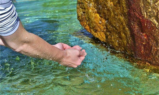 為什么海水喝起來又苦又咸