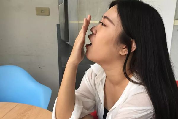 人為什么會(huì)打哈欠,老打哈欠怎么回事,打哈欠的原因