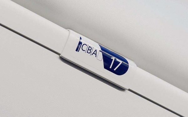 為什么飛機(jī)窗戶玻璃上有個(gè)洞,飛機(jī)上的窗戶為什么有一個(gè)小孔