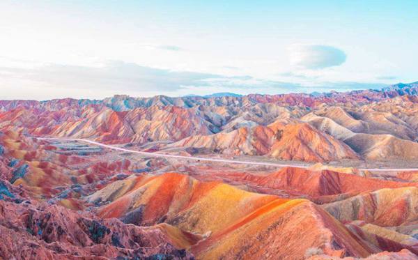 地殼運動產(chǎn)生的張掖丹霞地貌