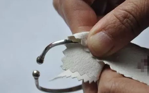 怎樣處理發(fā)黑的銀飾？