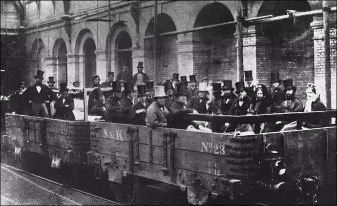 同是地鐵為什么有的叫subway，有的卻叫metro？