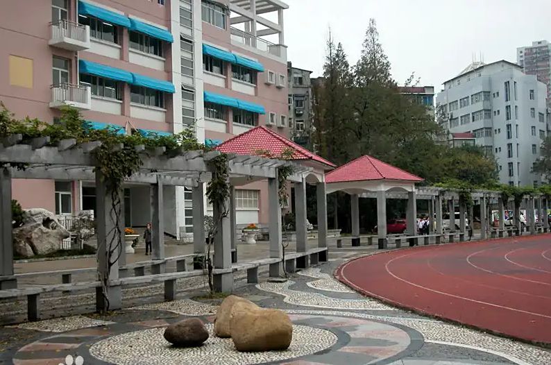 南京寧海中學(xué)是公立還是私立,是重點(diǎn)中學(xué)嗎？