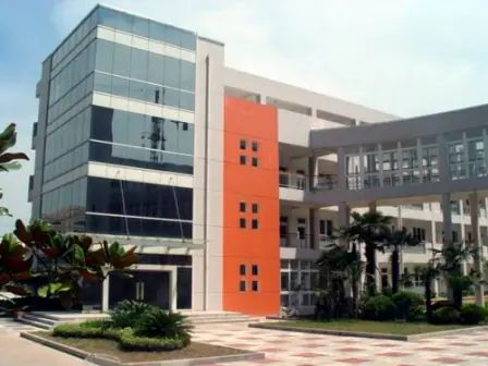 南京市雨花臺中學是公立還是私立,是重點中學嗎？