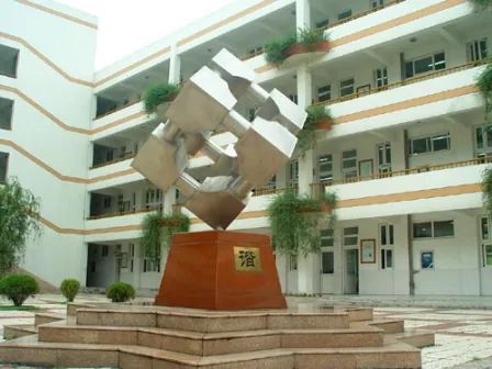 南京市雨花臺中學簡介概況（建校歷史、地址、師資、校訓、環(huán)境）