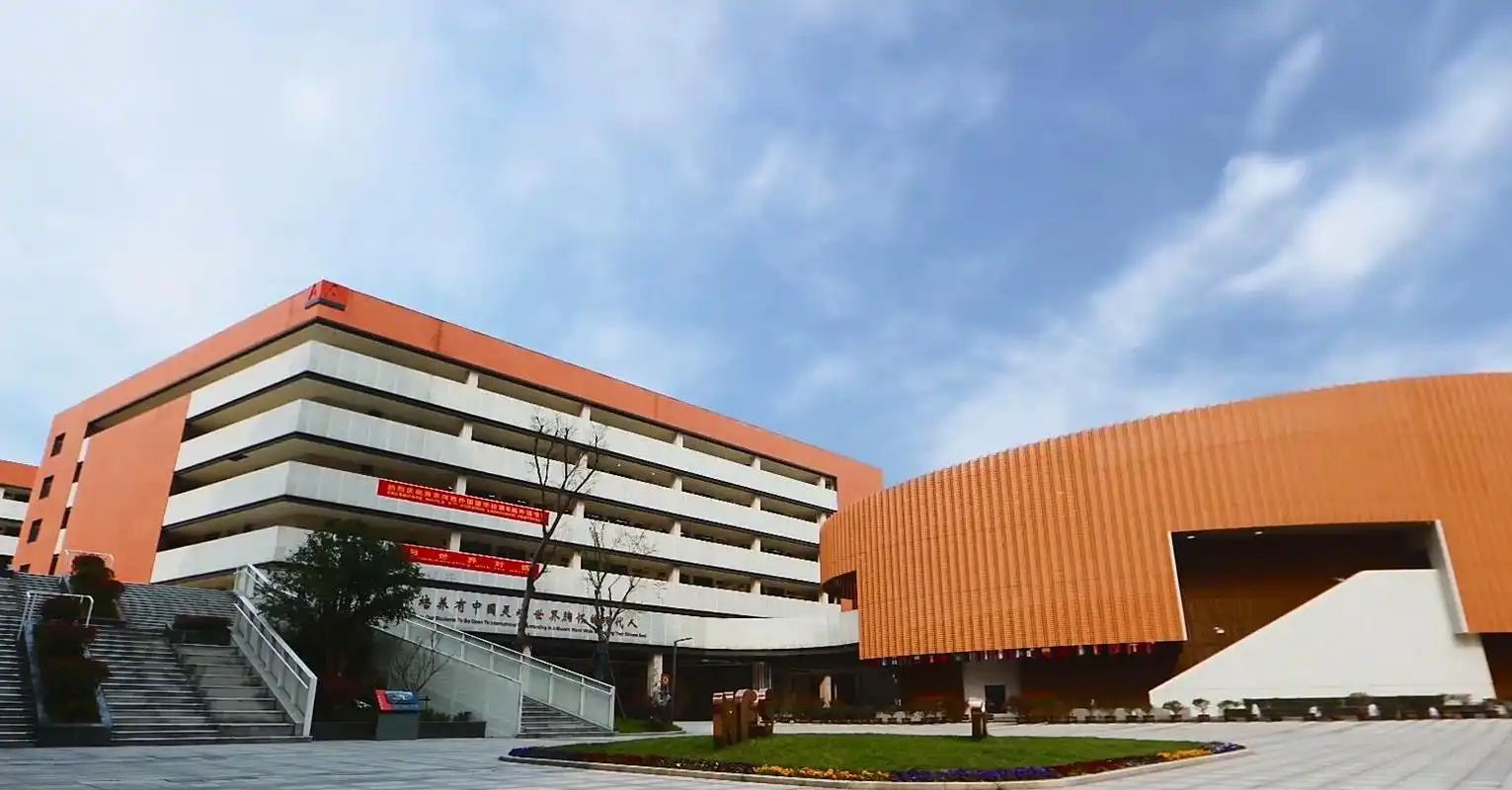 南京河西外國(guó)語(yǔ)學(xué)校是公立還是私立,是重點(diǎn)中學(xué)嗎？