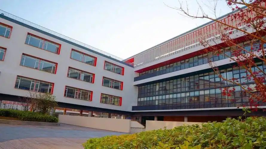 南京雨花外國(guó)語(yǔ)學(xué)校是公立還是私立,是重點(diǎn)中學(xué)嗎？