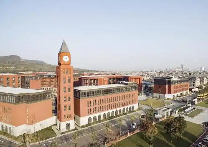 南京方山外國語學校是公立還是私立,是重點中學嗎？