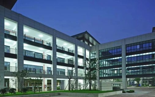 南京市棲霞中學簡介概況（建校歷史、地址、師資、校訓、環(huán)境）