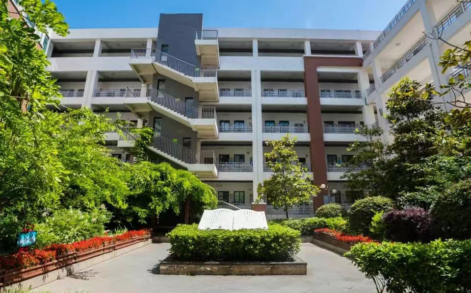 南京市板橋中學(xué)簡介概況（建校歷史、地址、師資、校訓(xùn)、環(huán)境）