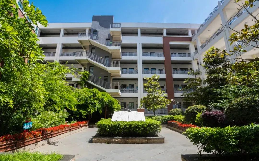 南京市板橋中學(xué)是公立還是私立,是重點(diǎn)中學(xué)嗎？