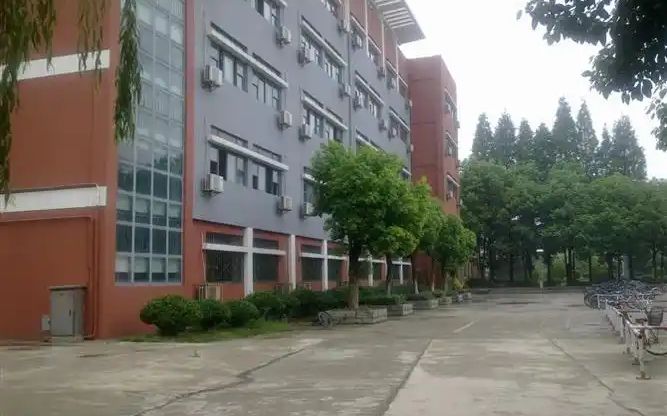 南京市溧水區(qū)第二高級(jí)中學(xué)是公立還是私立,是重點(diǎn)中學(xué)嗎？