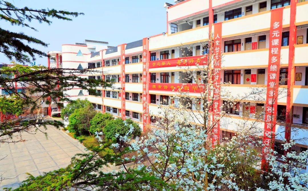 南京市文樞高級中學(xué)是公立還是私立,是重點(diǎn)中學(xué)嗎？