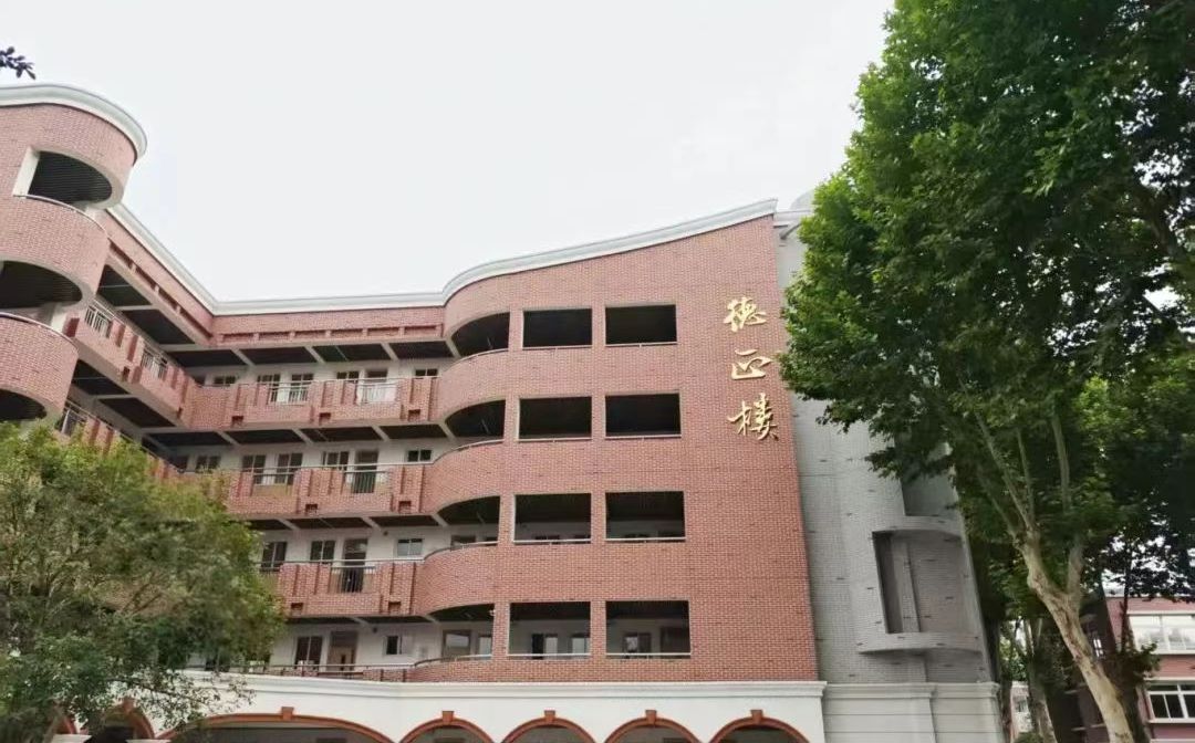 南京市江北新城高級(jí)中學(xué)簡(jiǎn)介概況（建校歷史、地址、師資、校訓(xùn)、環(huán)境）