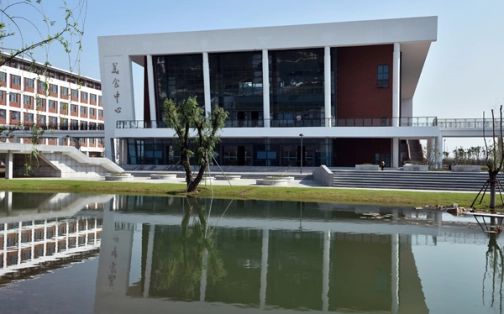 昆山中學(xué)簡(jiǎn)介概況（建校歷史、地址、師資、校訓(xùn)、環(huán)境）