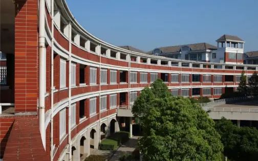 江蘇省梁豐高級中學(xué)是公立還是私立,是重點中學(xué)嗎？