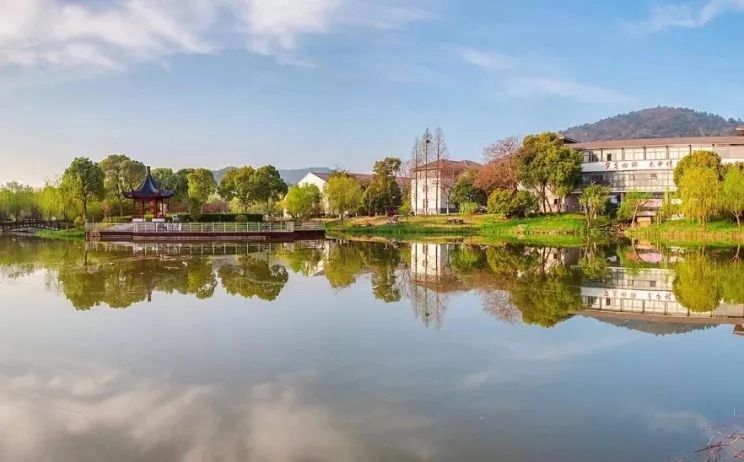 江蘇省木瀆高級(jí)中學(xué)簡(jiǎn)介概況（建校歷史、地址、師資、校訓(xùn)、環(huán)境）