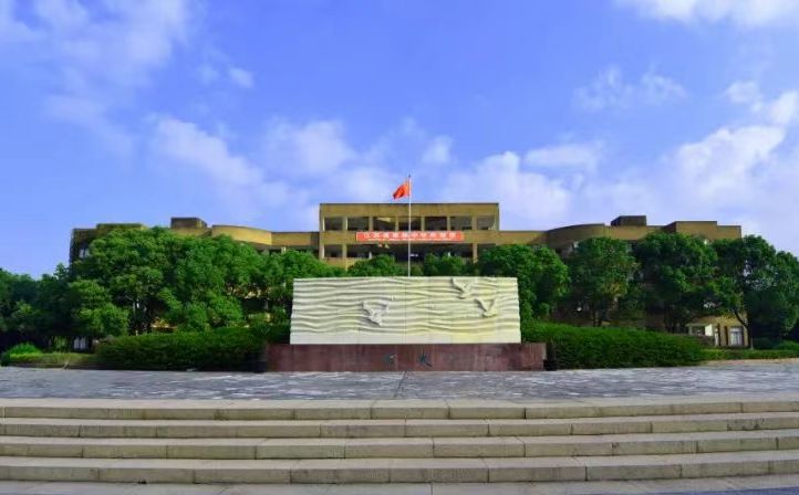 江蘇省常熟中學(xué)是公立還是私立,是重點(diǎn)中學(xué)嗎？