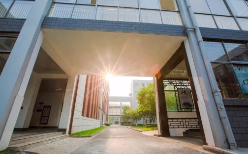 昆山經(jīng)濟技術(shù)開發(fā)區(qū)高級中學(xué)簡介概況（建校歷史、地址、師資、校訓(xùn)、環(huán)境）