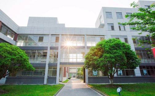 昆山經(jīng)濟(jì)技術(shù)開發(fā)區(qū)高級(jí)中學(xué)是公立還是私立,是重點(diǎn)中學(xué)嗎？