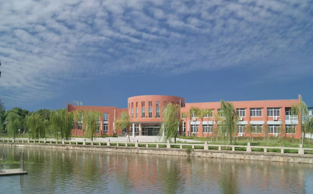 常熟市中學(xué)是公立還是私立,是重點(diǎn)中學(xué)嗎？