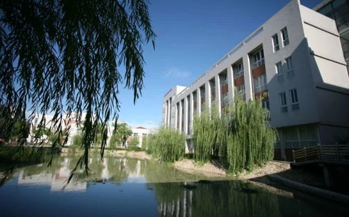 張家港市沙洲中學(xué)簡介概況（建校歷史、地址、師資、校訓(xùn)、環(huán)境）