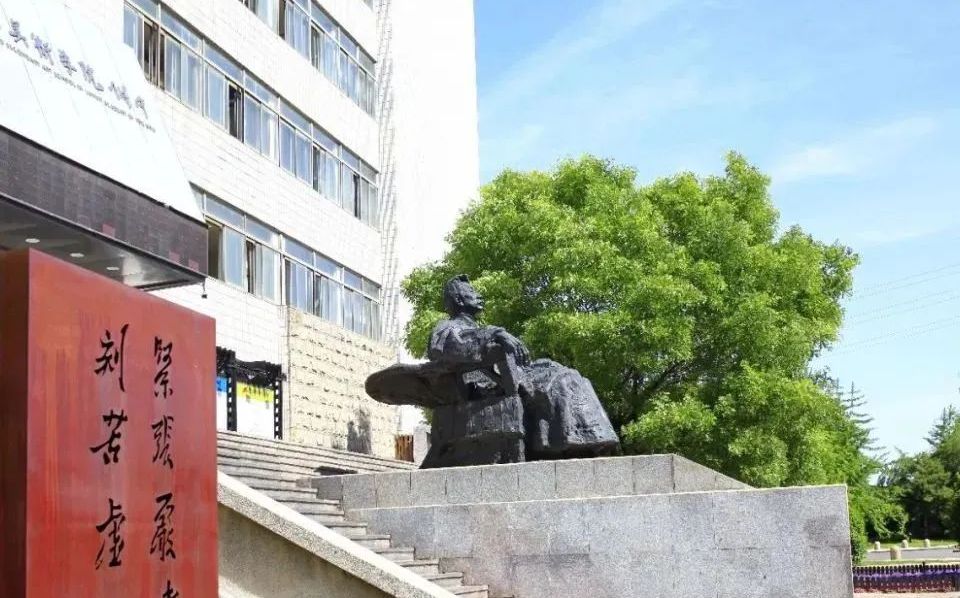 吳中區(qū)金山高級中學(xué)是公立還是私立,是重點中學(xué)嗎？