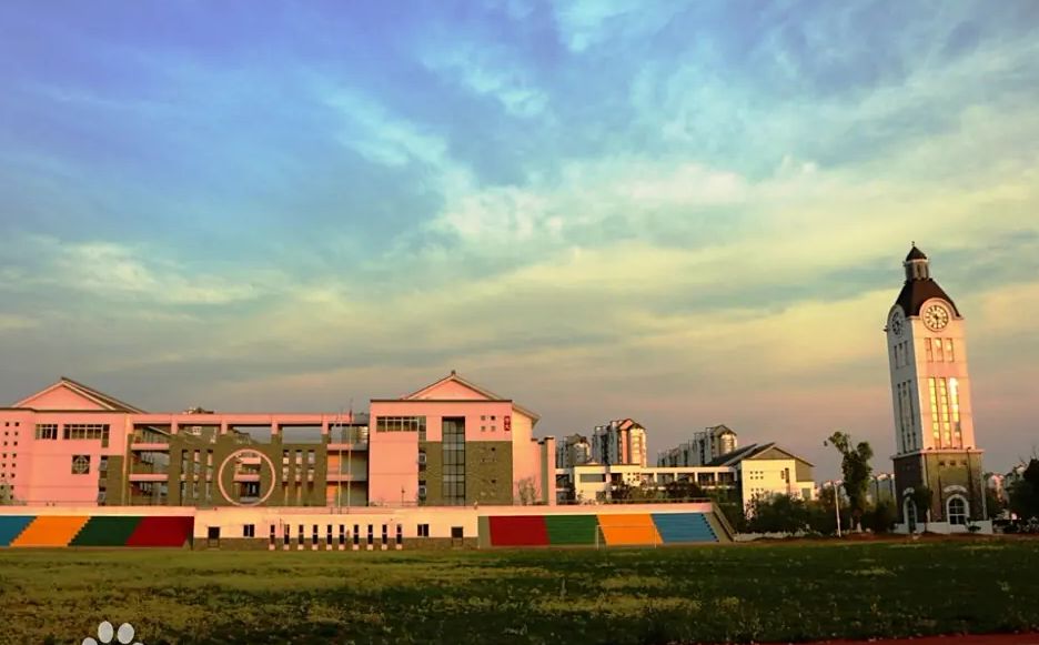 張家港市崇真中學(xué)是公立還是私立,是重點(diǎn)中學(xué)嗎？