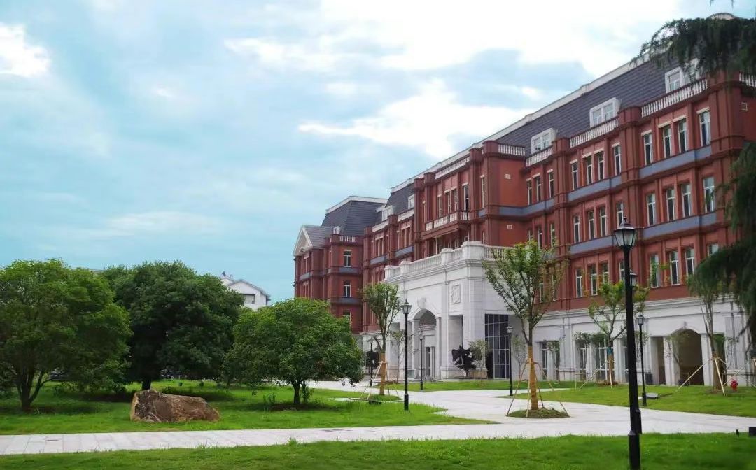 江蘇省外國(guó)語(yǔ)學(xué)校簡(jiǎn)介概況（建校歷史、地址、師資、校訓(xùn)、環(huán)境）