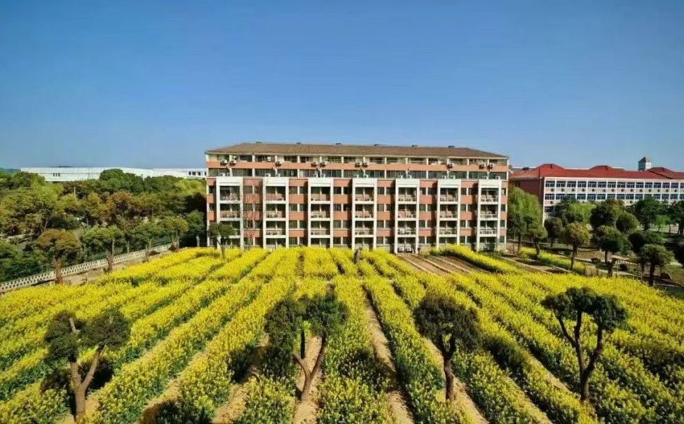 江蘇省外國(guó)語(yǔ)學(xué)校是公立還是私立,是重點(diǎn)中學(xué)嗎？