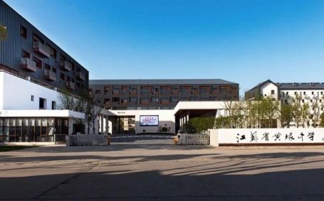 黃埭中學(xué)簡(jiǎn)介概況（建校歷史、地址、師資、校訓(xùn)、環(huán)境）