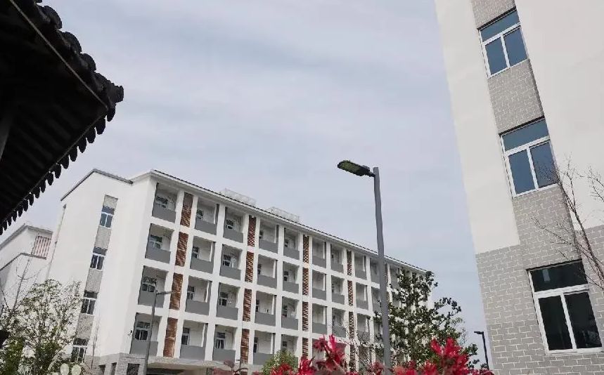 蘇州第十中學(xué)校是公立還是私立,是重點(diǎn)中學(xué)嗎？