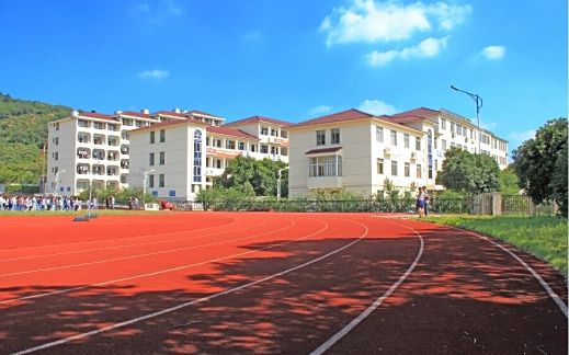 蘇州市東山中學(xué)是公立還是私立,是重點(diǎn)中學(xué)嗎？