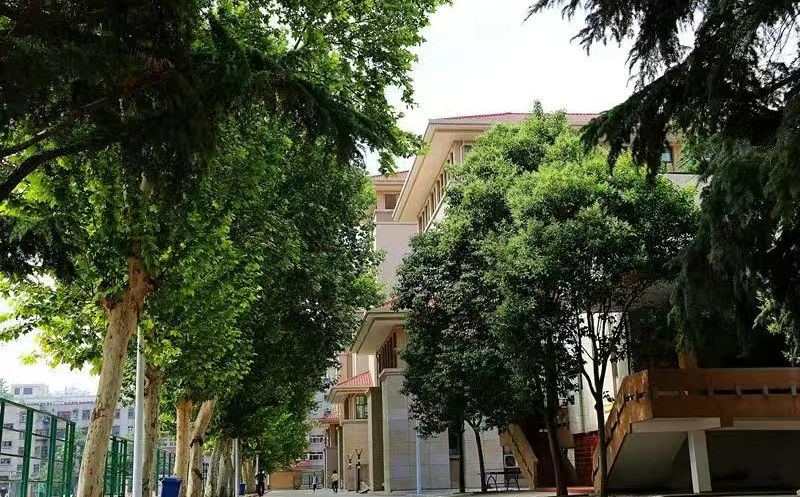 鄭州市第二中學(xué)是公立還是私立,是重點(diǎn)中學(xué)嗎？