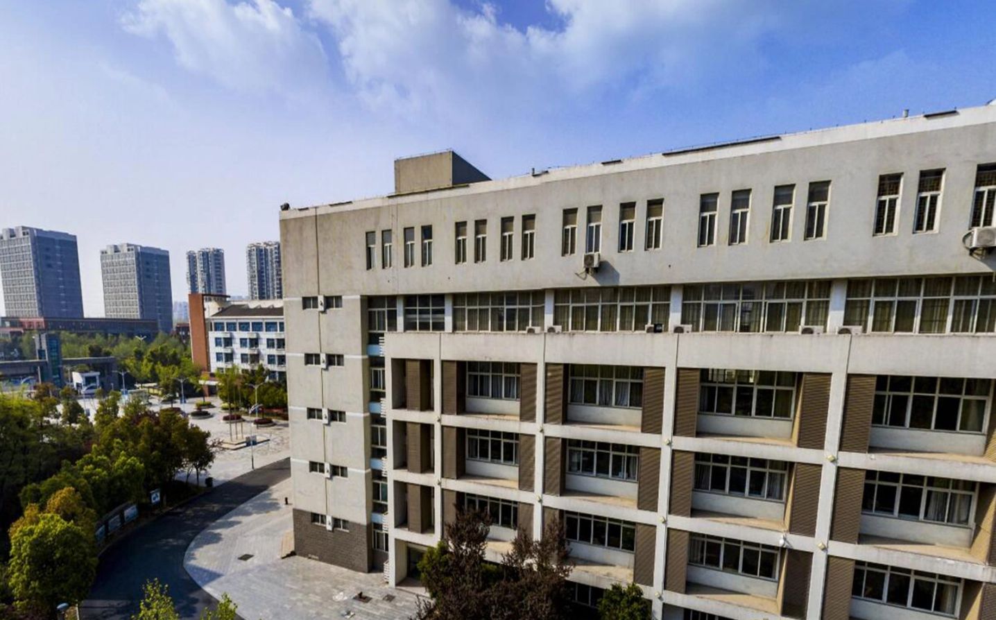 合肥市第一中學(xué)簡介概況（建校歷史、地址、師資、校訓(xùn)、環(huán)境）