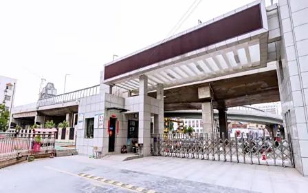 鄭州市第一零一中學(xué)是公立還是私立,是重點(diǎn)中學(xué)嗎？