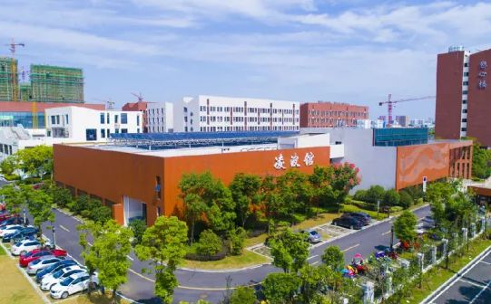 合肥市第十中學是公立還是私立,是重點中學嗎？