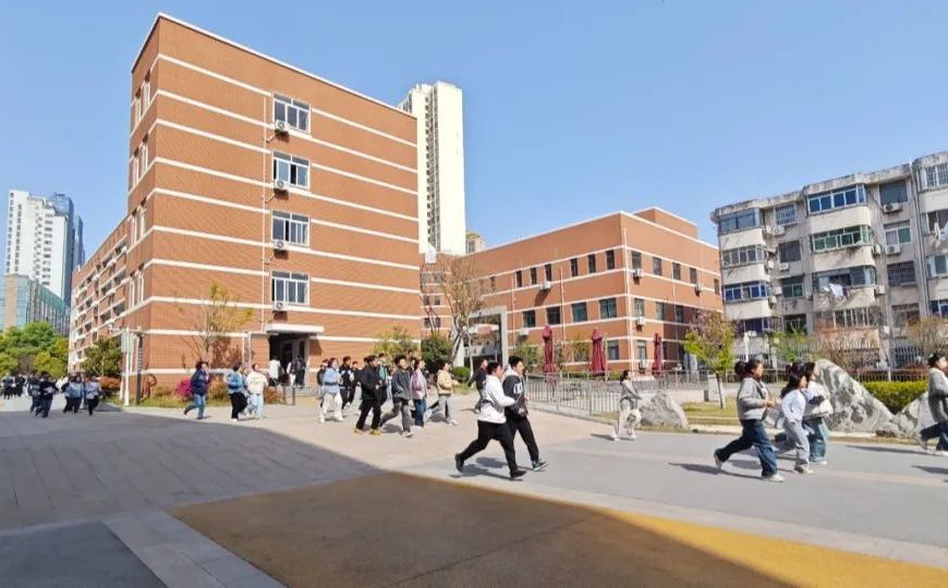 合肥市第五中學(xué)是公立還是私立,是重點(diǎn)中學(xué)嗎？