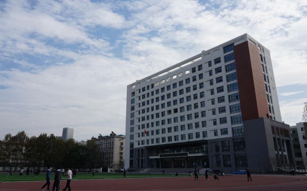 合肥市第三中學(xué)是公立還是私立,是重點(diǎn)中學(xué)嗎？