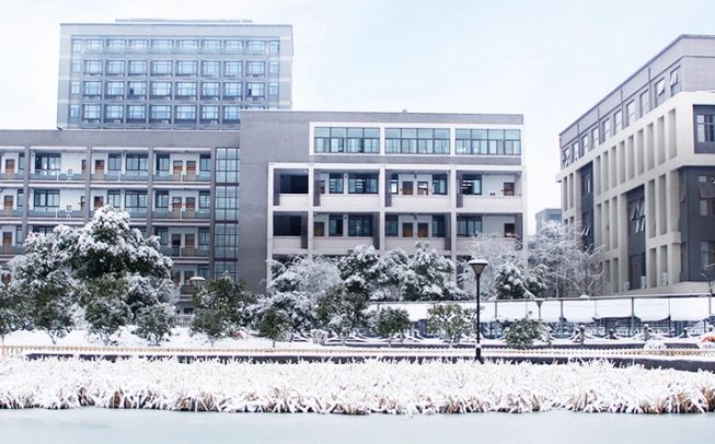 杭州第四中學(xué)簡(jiǎn)介概況（建校歷史、地址、師資、校訓(xùn)、環(huán)境）