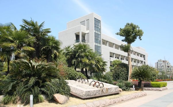 杭州第四中學是公立還是私立,是重點中學嗎？