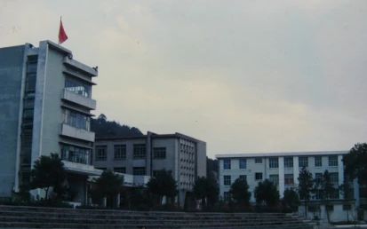 浙江大學(xué)附屬中學(xué)是公立還是私立,是重點(diǎn)中學(xué)嗎？