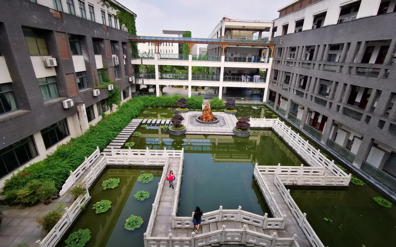 杭州第七中學(xué)是公立還是私立,是重點中學(xué)嗎？