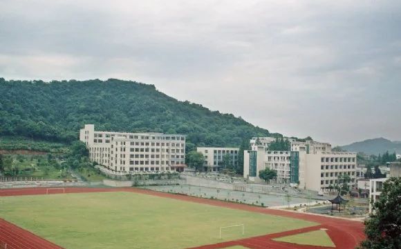 杭州市西湖高級中學校區(qū)在哪_在哪個區(qū)？