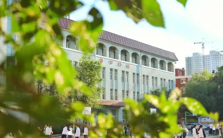 哈爾濱市第四中學(xué)校是公立還是私立,是重點中學(xué)嗎？