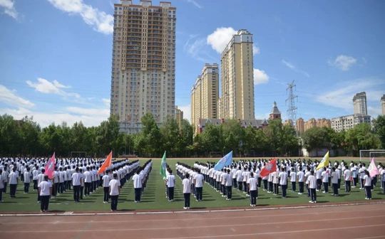 哈爾濱市田家炳高級實驗中學(xué)是公立還是私立,是重點(diǎn)中學(xué)嗎？